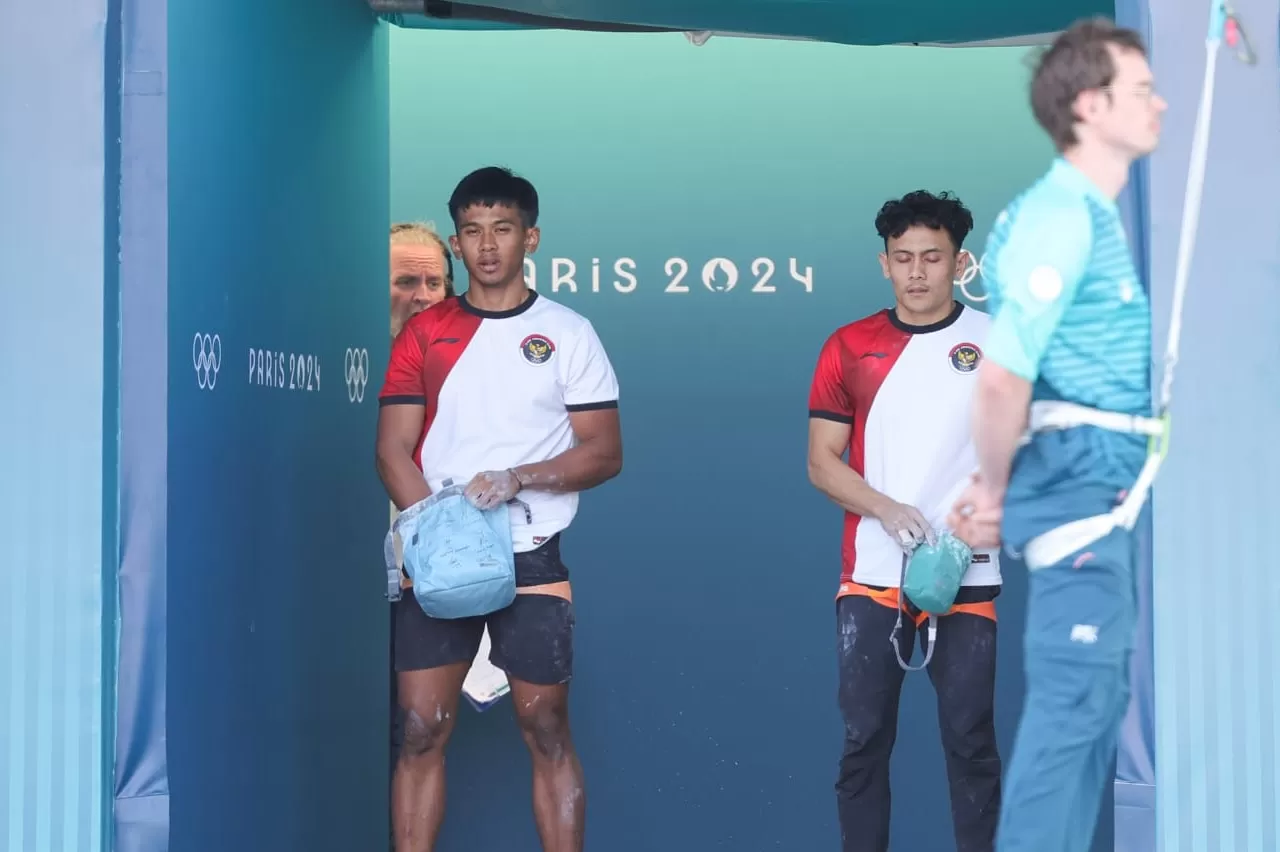 Atlet panjat tebing Tim Indonesia, Veddriq Leonardo (kanan) berhasil mengamankan tiket ke babak perempat final panjat tebing Olimpiade 2024 Paris yang digelar di Le Bourget Climbing Venue.  (foto: NOC Indonesia)