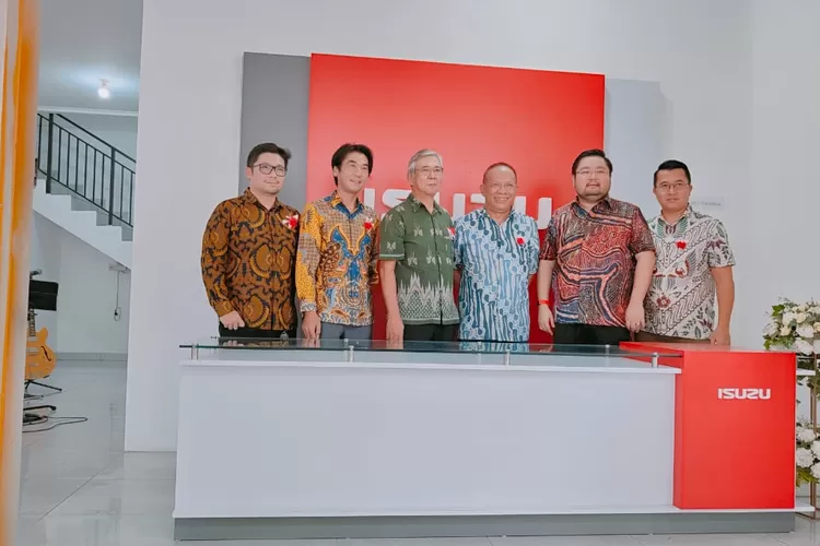 Management PT Isuzu Astra Motor Indonesia (Agen pemegang Merk Isuzu Indonesia)dan Managemen Zirang Group peresmian Outlet Baru Zirang Isuzu Cimahi (dok.Isuzu)