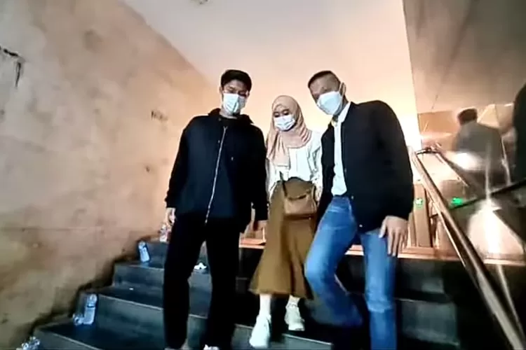Pasangan Lesti Kejora dan Rizky Billar datangi kantor polisi. ( tangkapan layar YouTube KH Infotainment)