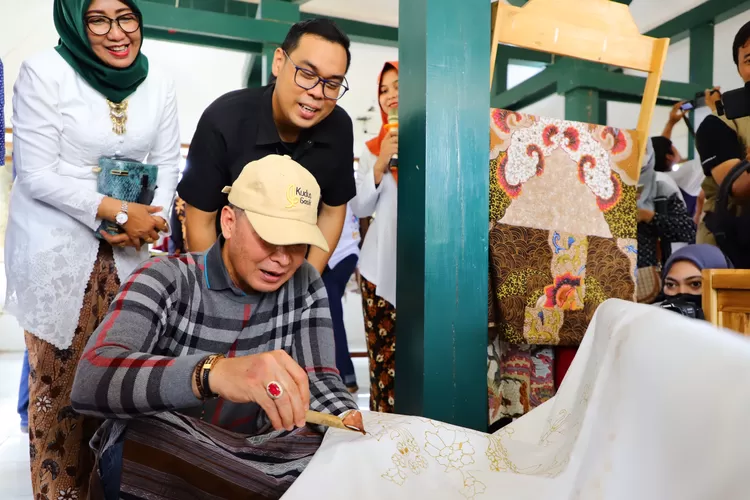 Bupati Hartopo belajar membatik di ajang Expo Ekonomi Kreatif 2023 di Museum Kretek Kudus. Bupati juga takjub dengan adanya bermacam jenis tembakau yang dipamerkan di tempat itu. (Foto: Diskominfo Kudus)