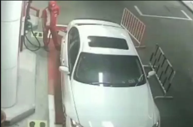 Tangkap layar video yang menunjukkan mobil putih mengisi bensin di sebuah SPBU.Mobil tersebut kemudian kabur saat petugas meminta pembayaran.