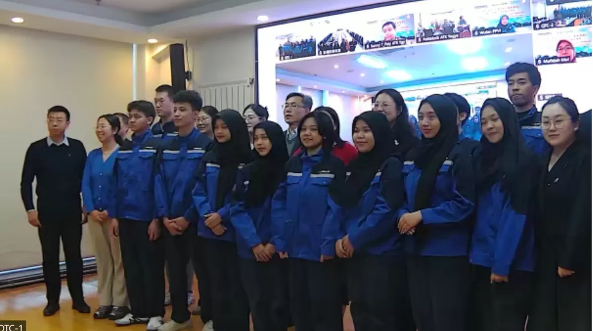 upacara kelulusan yang digelar secara hybrid dari Qingdao Technical College (QTC), Tiongkok, dan tersambung secara daring ke Indonesia (Doc. Humas ATK)