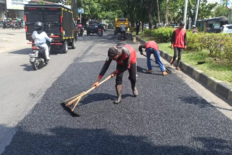Jawab Keluhan Warga, Mbak Ita Lakukan Penambalan Jalan Berlubang