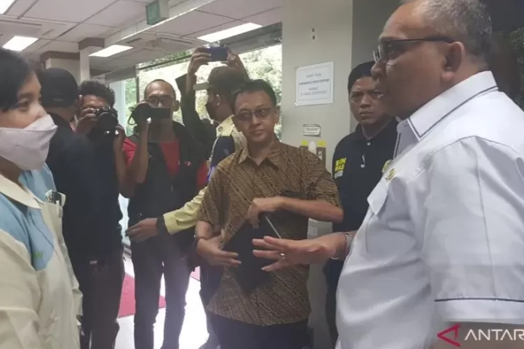 Wamenaker Afriansyah Noor melakukan inspeksi ke PT Kao Indonesia, di mana ada oknum manajer perusahaan tersebut yang mengintimidasi AD dengan mensyaratkan staycation untuk perpanjangan kontrak kerja.