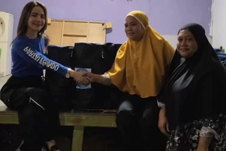 Caleg Nomour Urut 1 Partai Perindo untuk DPRD Kota Depok dari Dapil Pancoranmas, Rere Tati Sri Hardina, menyalurkan alat marawis buat warga di lingkup RT4/3, Kelurahan Mampang, Kecamatan Pancoranmas, Depok, Senin (25/9).  (Rere Tati Sri Hardina)