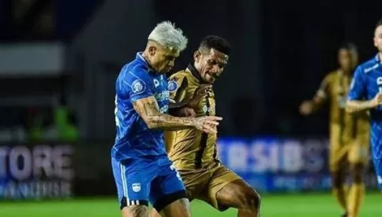 Potret Ricky Kambuaya (Dewa United) berhadapan dengan Ciro Alves (Persib Bandung) pada pertandingan pekan ke 3 BRI Liga 1 2023/2024 (Foto : Genmuslim/ dok : berbagai sumber)