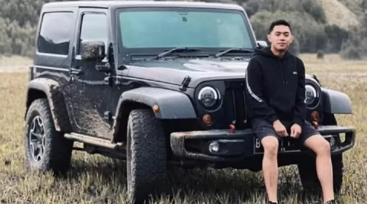 Mario Dandy berpose di depan Rubicon dengan latar padang savana Kawasan Wisata Gunung Bromo 