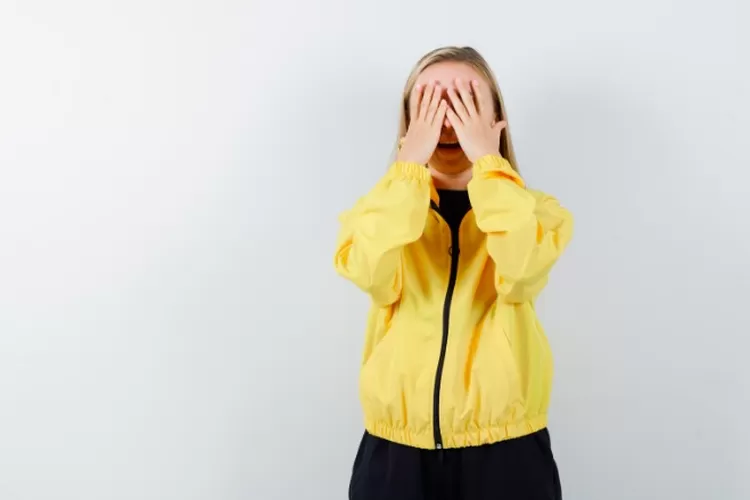 Ilustrasi seorang wanita introvert yang takut gagal