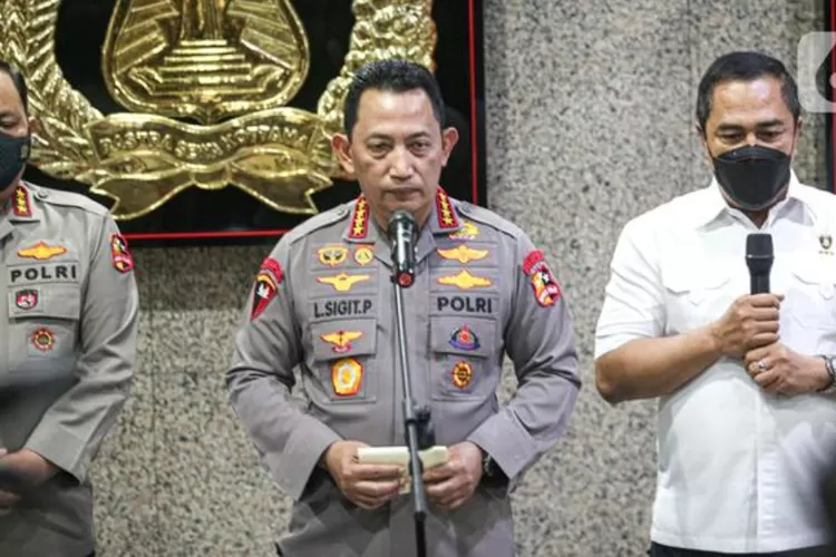 Kapolri Jenderal Listyo Sigit Prabowo (tengah) menyampaikan keterangan saat jumpa pers di Mabes Polri, Jakarta,