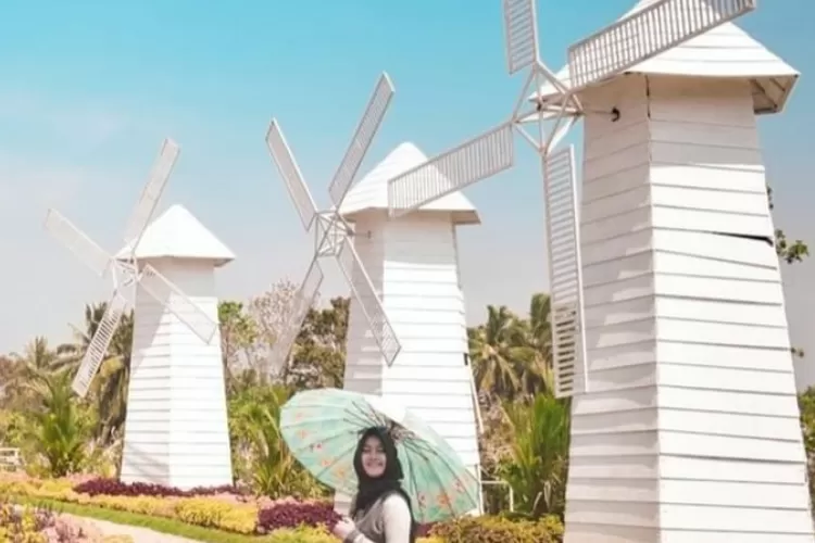 Seorang wisatawan tengah berfoto di kawasan Bangunkerto Village. (Akun Instagram @bangunkertovillage)