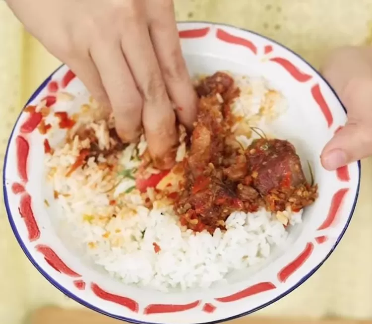 Masakan se'i sapi sambal daun jeruk dimakan sama nasi putih hangat terasa lebih nikmat