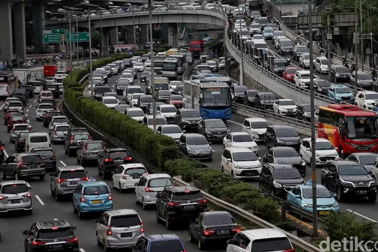 Pj Gubernur DKI Jakarta Heru Budi Hartono, akan melakukan kajian jam masuk dan pulang kantor bagi ASN. Kajian ini merupakan upaya mengatasi kemacetan di ibu kota.