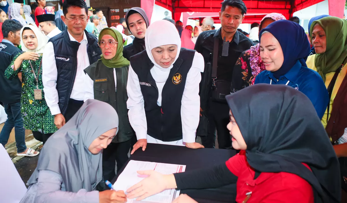 Gubernur Jatim Khofifah Indar Parawansa, meny&agrave;ksikan penerimaan bantuan sosial di Pendopo Kabupaten Pasuruan. (Ist)