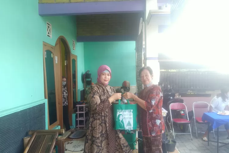 Pembagian hampers bagi warga kristiani dan dhuafa dalam peringatan Natal dam Hari Ibu. (Istimewa)