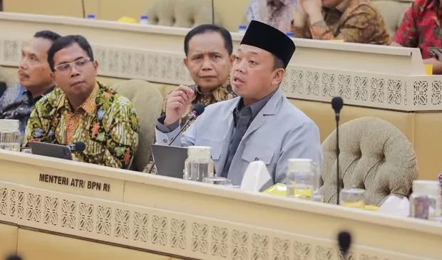 Menteri ATR/BPN  Nusron Wahid saat rapat kerja bersama Komisi II DPR RI di Kompleks Parlemen, Senayan, Selasa, 1 Juli 2025.