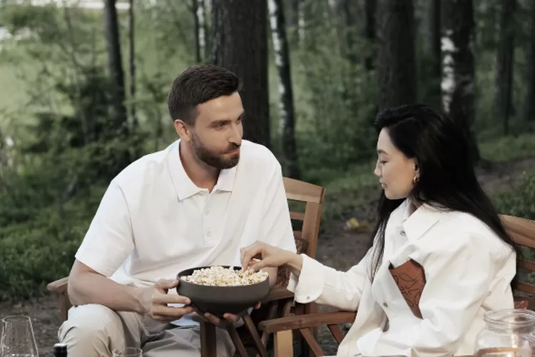 Ilustrasi bahasa tubuh pria saat menyukaimu (Pexels/Ron Lach)