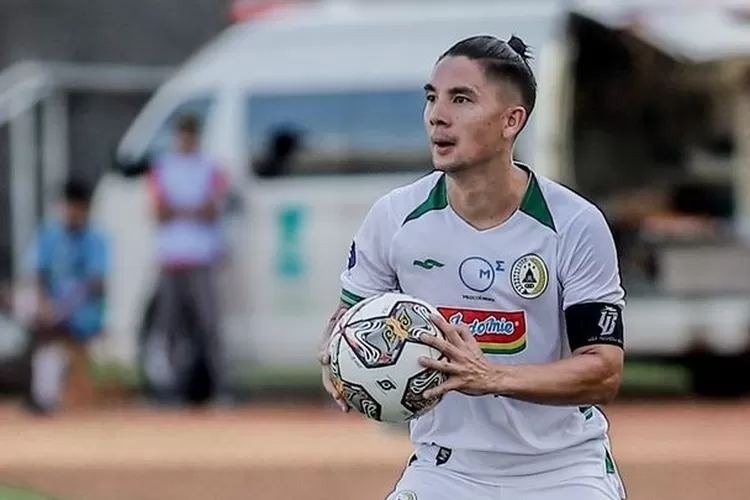 Kim Jeffrey Kurniawan, pemain PSS Sleman bakar semangat rekan setimnya jelang lawan PSM Makassar di pekan ke-18 Liga 1 (PT LIB)