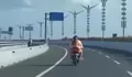 Viral! 2 Bule Naik Motor Masuk Tol Bali Mandara, Kok Bisa?