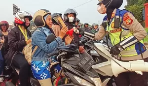 HUT ke-75, Polwan di Depok Bagikan Masker : Upaya Tekan ISPA 