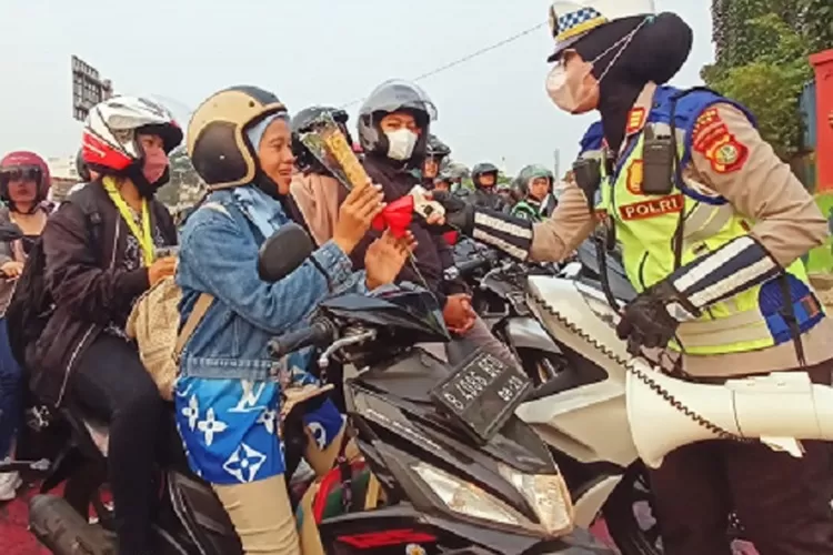 Aksi polwan berbagi kasih untuk pengendara di Depok (HarianHaluan.com)