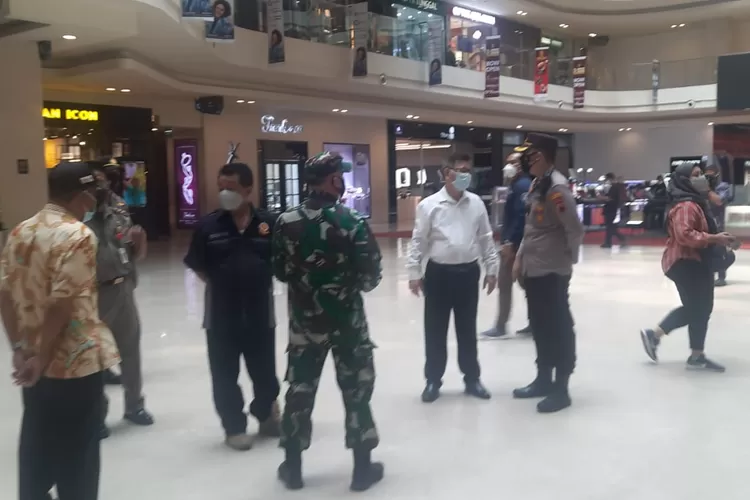 Satpol PP Kota Semarang saat meninjau pembukaan kembali operasional mal./Arif Nugroho/kj/