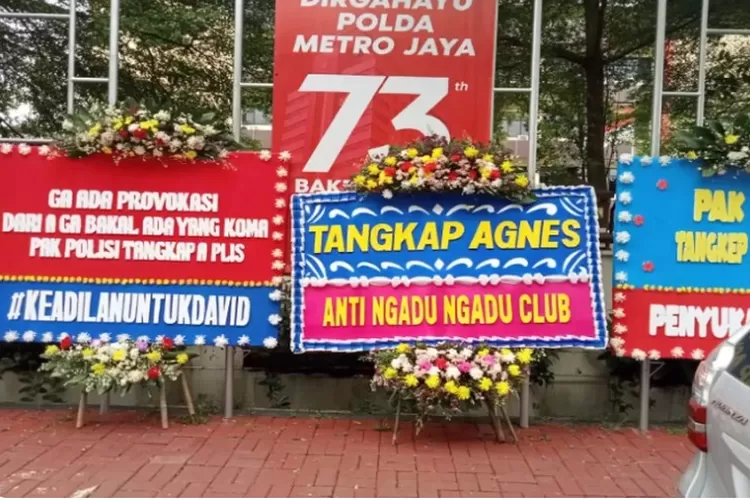 Karangan bunga warganet untuk tangkap AG, pacar Mario Dandy. Saat ini Polda Metro Jaya telah menetapkan AG sebagai pelaku dalam kasus penganiayaan terhadap David. 