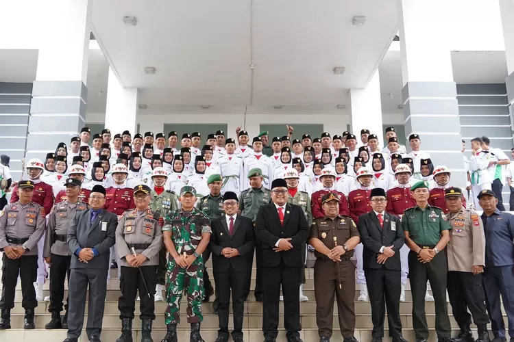Foto bersama  dengan Pasukan Pengibar Bendera Pusaka (Paskibraka) Kabupaten Tanah Datar. (Prokopim)