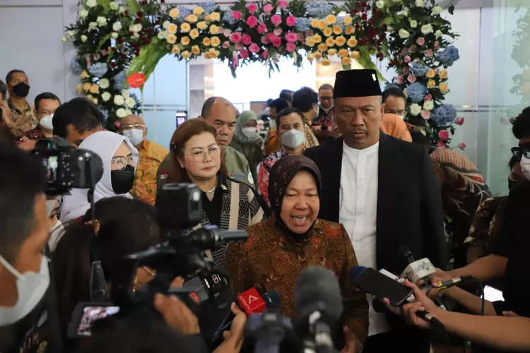 Mensos Tri Rismaharini meresmikan Command Center di gedung Kemensos.