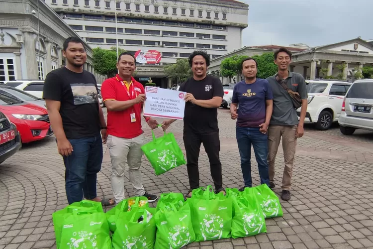 Jurnalis FC bersama Alfamart Semarang bagi-bagi sembako untuk wartawan yang membutuhkan.  (Jurnalis FC)