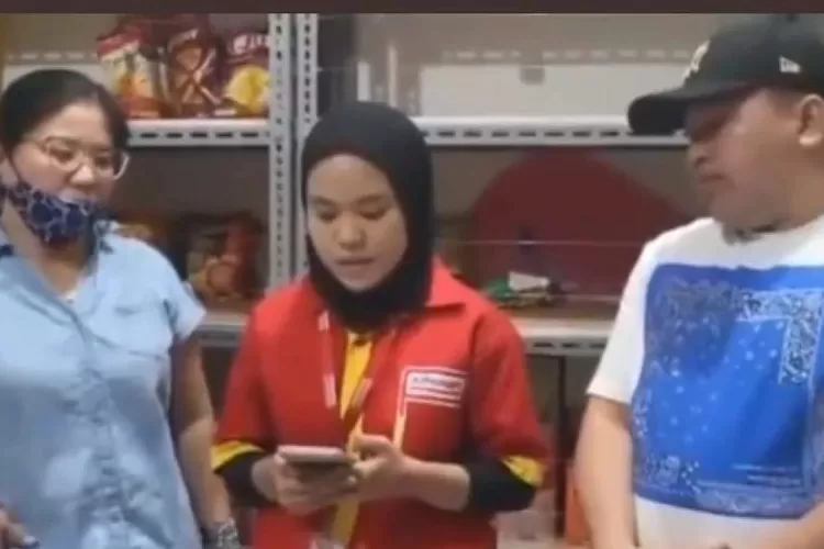 Cuplikan video Karyawan Alfamart yang viral