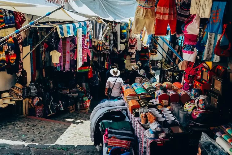 Kementerian Perdagangan sebut pedagang toko offline dan juga pasar tradisional akan dilatih berjualan online untuk mengejar ketertinggalan  (Pexels/ Ricky Esquivel)
