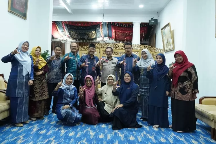 Bupati Eaka Putra bersama Komunitas Guru Belajar Nusantara  (KGBN) Kabupaten Tanah Datar. (Prokopim)