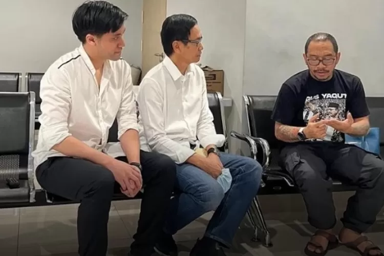 Addie MS bersama putranya, Kevin Aprilio saat berbincang dengan ayah David Jonathan Latumahina di RS Mayapada Kuningan, Jakarta, pada Rabu (8/3/2023). 