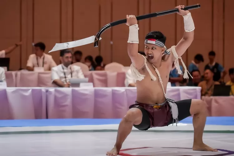 Yazid Hanifam Kurniawan meraih medali di cabor Kun Bokator nomor Men's Phkak Form Single, di Chory Changvar International Convention and Exibhition Center Senin (8/5). (ISTIMEWA)