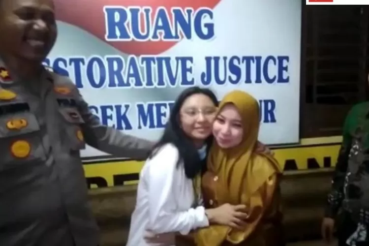 Dokter muda F dan Sylvia sepakat damai dan saling berpelukan usai kejadian viral di plataran parkir RS Dr Pirngadi Medan