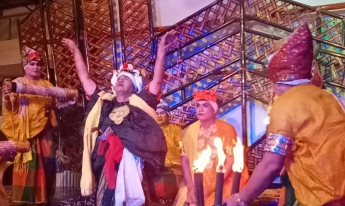 Pertunjukan tarian Bissu Bone pada pertemuan akbar para wija (keturunan) Raja Bone ke-XVI La Patau Matanna Tikka yang digelar di Watampone, Kabupaten Bone, Sulawesi Selatan, Sabtu malam (20/11/2021). ANTARA/Nur Suhra Wardyah