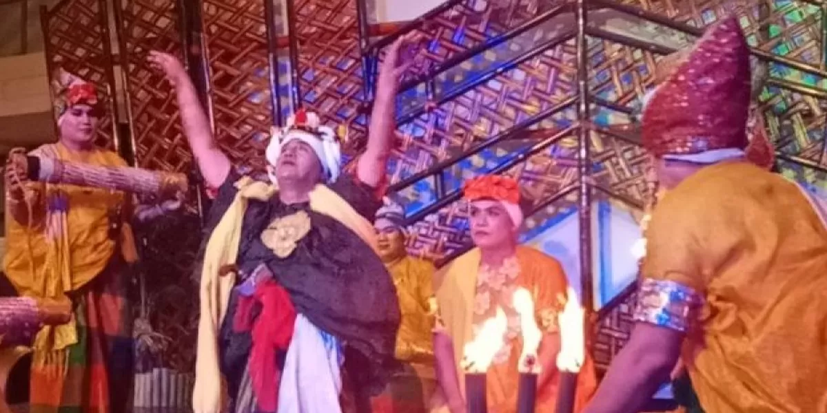 Pertunjukan tarian Bissu Bone pada pertemuan akbar para wija (keturunan) Raja Bone ke-XVI La Patau Matanna Tikka yang digelar di Watampone, Kabupaten Bone, Sulawesi Selatan, Sabtu malam (20/11/2021). ANTARA/Nur Suhra Wardyah