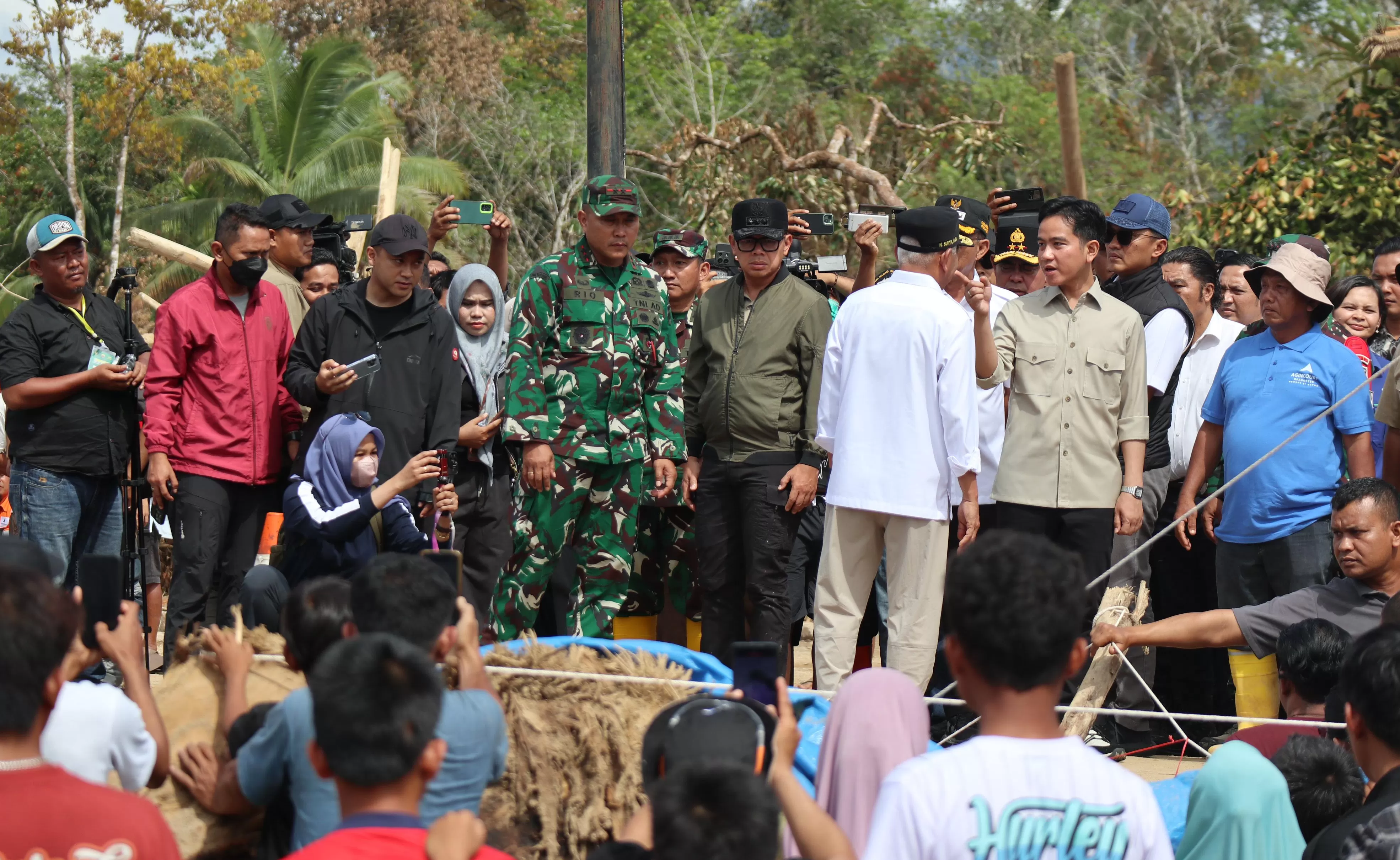 Wakil Presiden Gibran Rakabuming Raka saat meninjau masyarakat terdampak di Kabupaten Agam, Sumatera Barat, Kamis, 4 Desember 2025. 