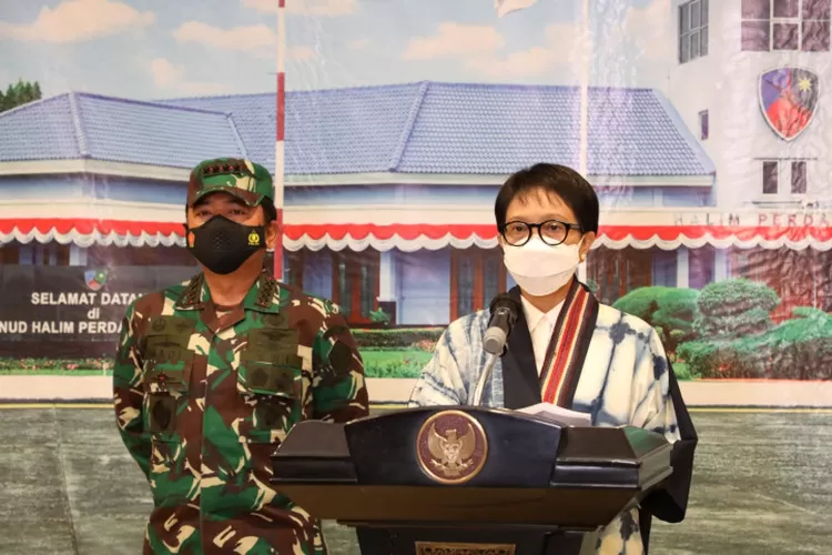 Menteri Luar Negeri RI Retno Marsudi memberi keterangan pers dan didampingi oleh Panglima TNI Marsekal TNI Hadi Tjahjanto usai menjemput WNI yang dievakuasi dari Afganistan di Bandara Halim Perdanakusuma, Jakarta, Sabtu. (21/8/2021). (ANTARA/HO-TNI)
