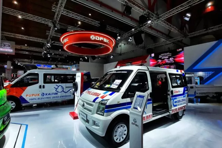 DFSK Gelora E yang dimodifikasi menjadi kendaran ambulans pada ajang IIMS 2023.  (ANTARA/Chairul Rohman)