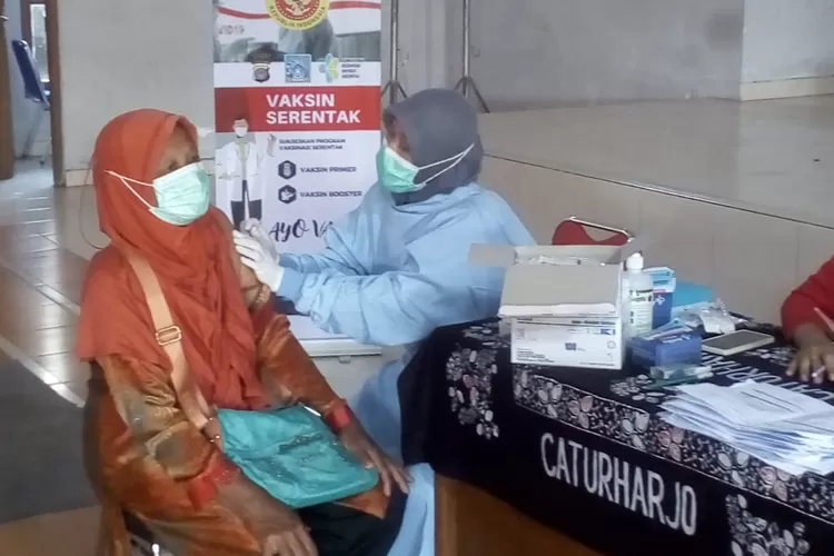 Suasana proses vaksinasi booster yang dilakukan oleh BINDA DIY untuk sasaran lansia. (Dok. Binda DIY)