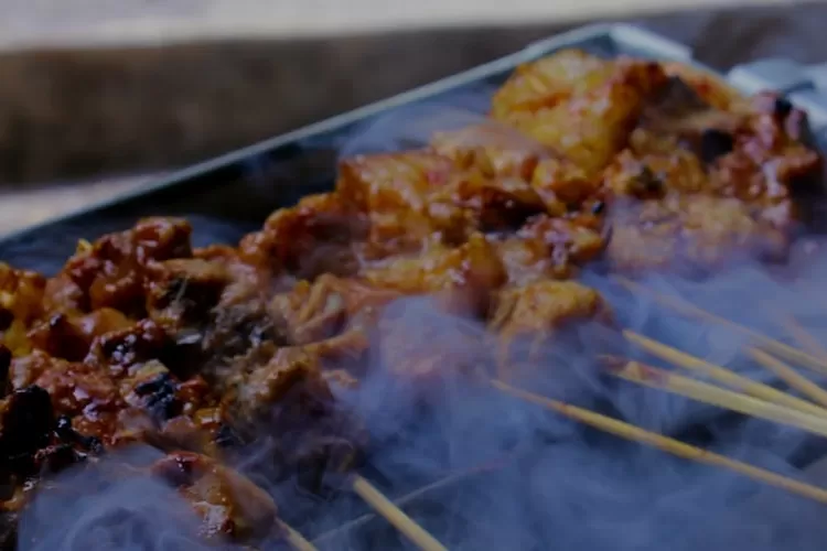 Ilustrasi Sate. Berikut lima tempat berburu kuliner khas Pangandaran. (Unsplash.com/Fitria Yusrifa)