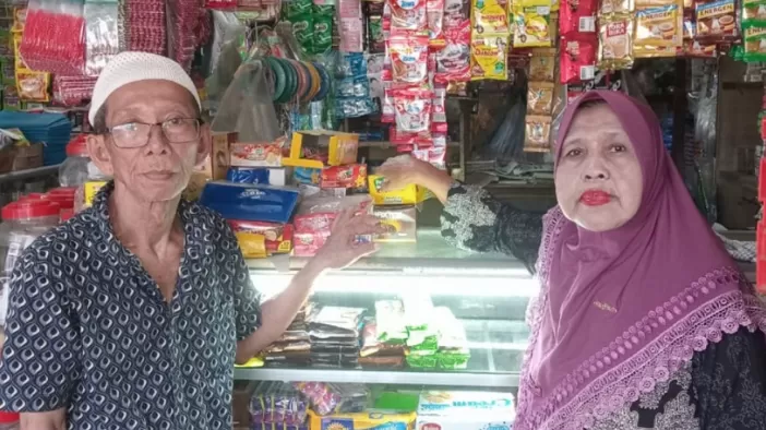 Askar Simbolon (75) dan istrinya, Asniar Pasaribu (69), penjual sembako yang bisa naik haji.