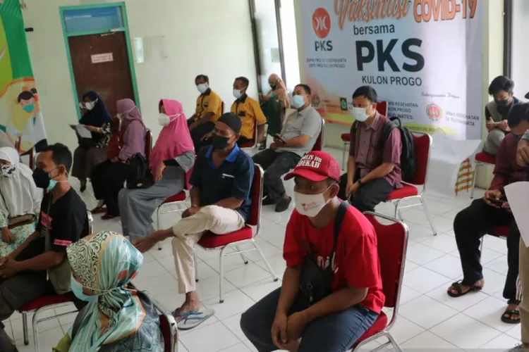 DPD PKS Kulon Progo melakukan vaksinasi massal yang menyasar 300 sasaran di bekas RSUD Wates, Selasa (10/8/2021).  (Foto: ANTARA/Sutarmi)