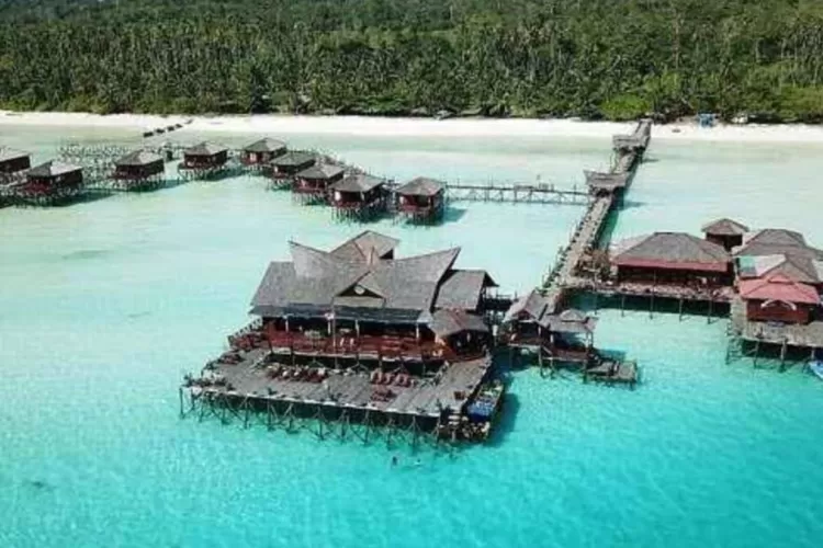 Pulau Derawan di Kalimantan Utara, menjadi salah satu destinasi wisata di Indonesia yang bisa dikunjungi oleh orang Depok. (Dispar Kaltara)