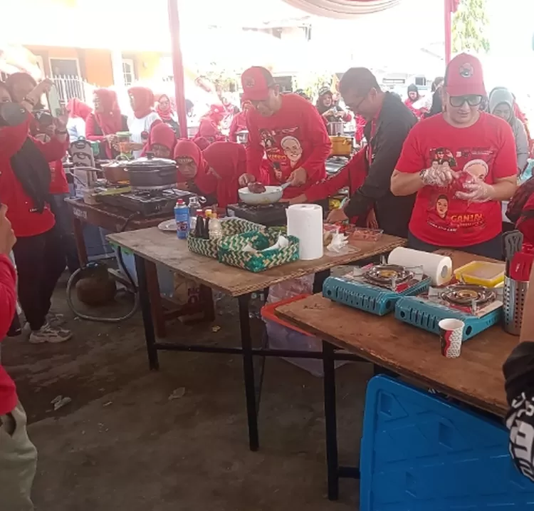 Sekretaris DPC PDI Perjuangan saat mengikuti Lomba masak Tradisional 