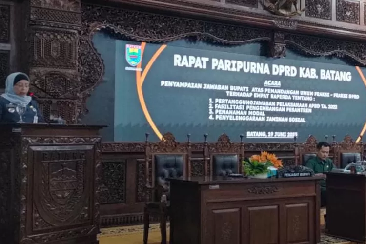 Pj Bupati Batang Lani Dwi Rejeki saat menyampaikan jawaban atas tanggapan para fraksi. Foto: Muslihun/kontributor Batang.