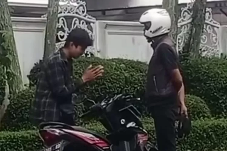 VIral Video seorang pemuda dianiaya hingga kejang oleh seorang pria dewasa gegara senggolan sepeda motor.