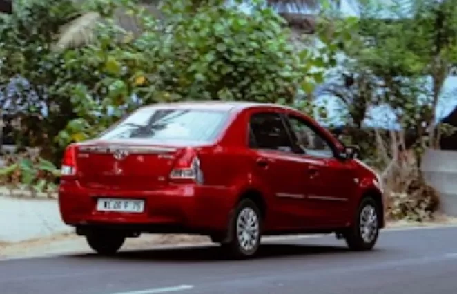 Mobil sedan umumnya memiliki bodi rendah dengan empat pintu serta bagasi yang terpisah. 