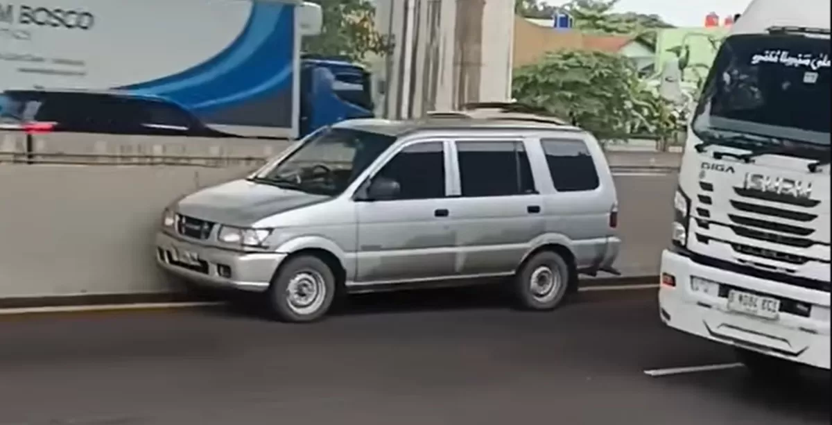 Potret Mobil Isuzu Panther yang melaju tanpa kendali dengan bersandar pada pembatas jalan tol Jakarta-Cikampek, pengemudi ternyata sudah meninggal (Instagram/jabodetabek24info)